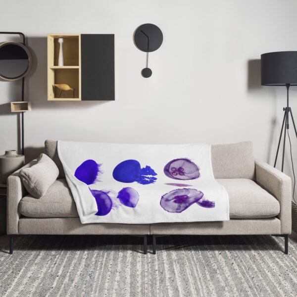 Stunning  jellyfish throw